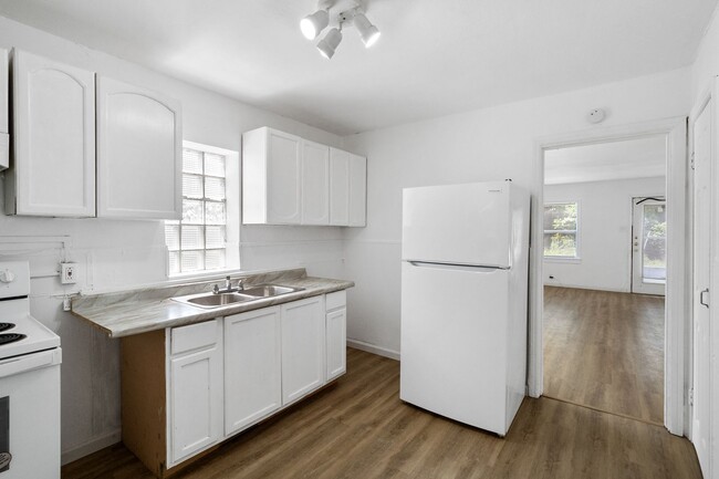 Building Photo - Move-in-Ready 2 bed 1 bath Section 8 Renta...