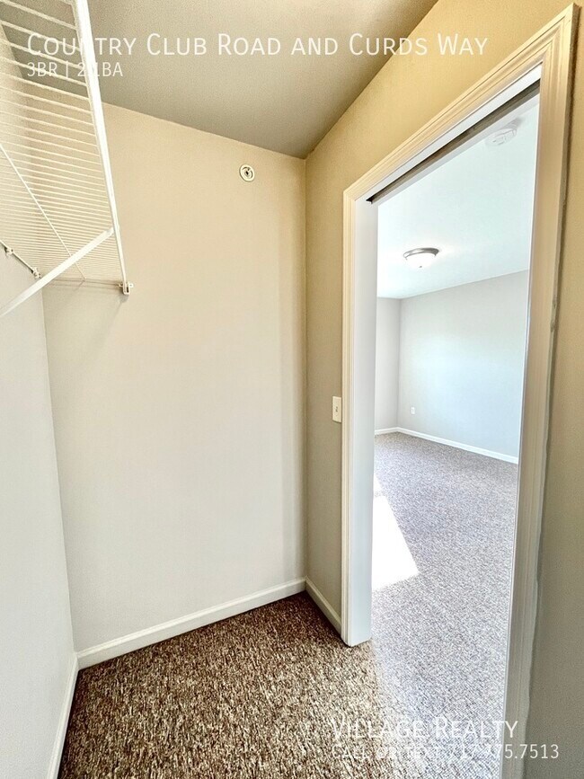 Building Photo - 705 Country Club Rd