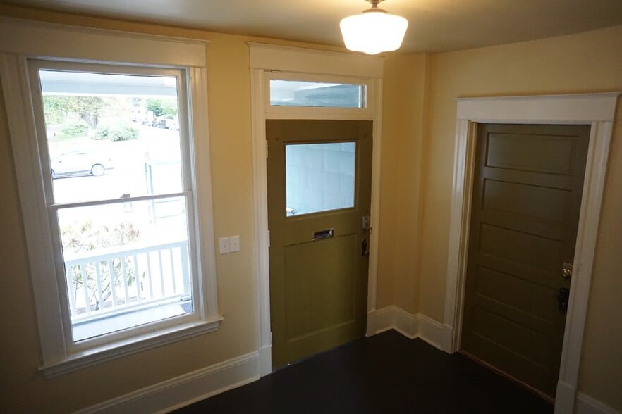 Building Photo - 702 6th Ave