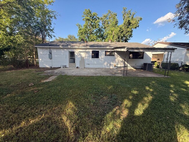 Building Photo - 3002 Inda St
