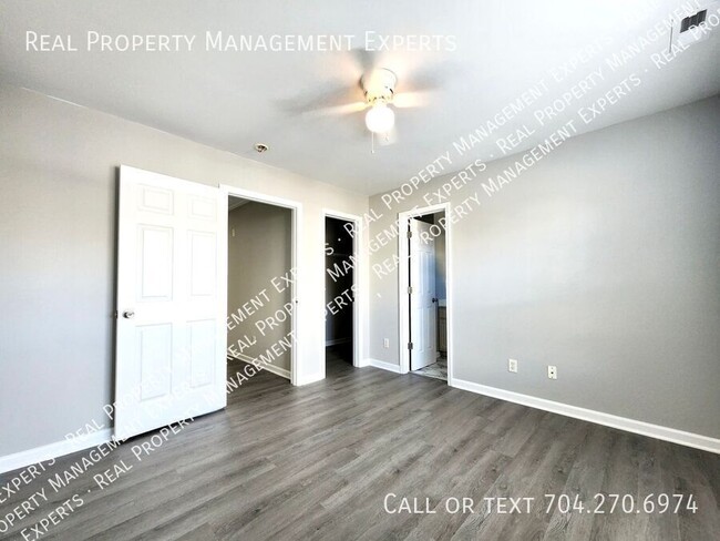 Building Photo - **MOVE IN SPECIAL!**Charming 2BR/2.5BA tow...