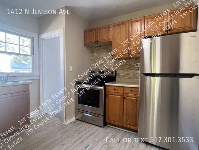 Building Photo - 2-BDR 1-BTH House - New Kitchen / Hardwood...