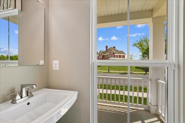 Building Photo - 1303 Potomac View Pkwy