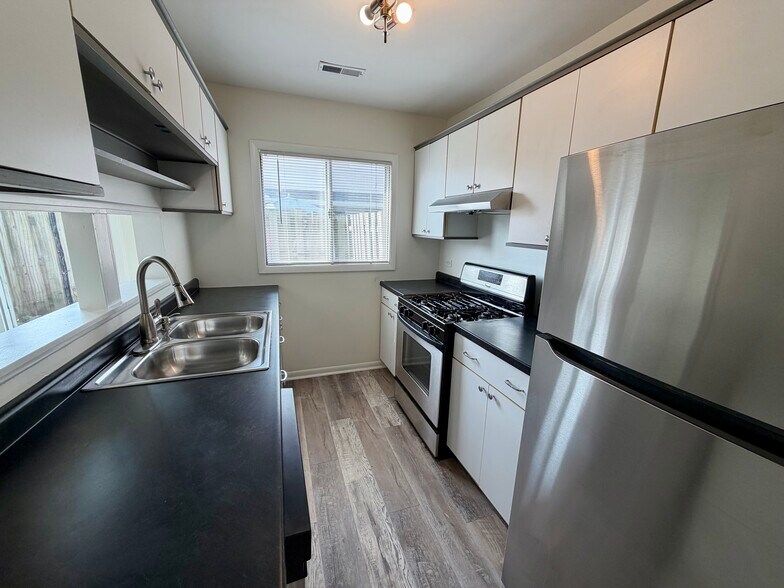 Kitchen - 6026 Kit Carson Dr