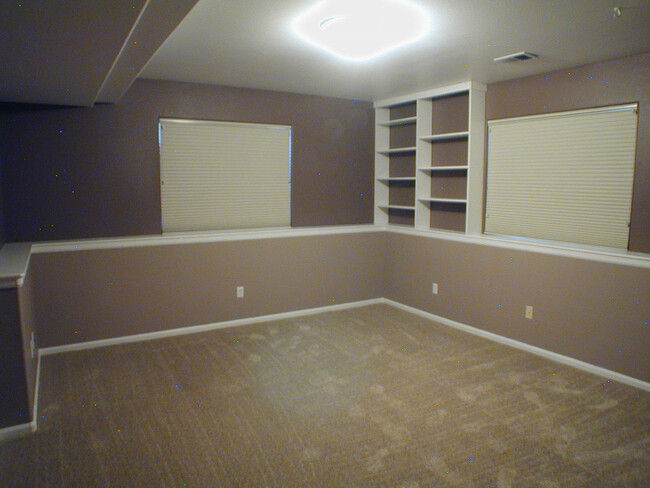Building Photo - House For Lease