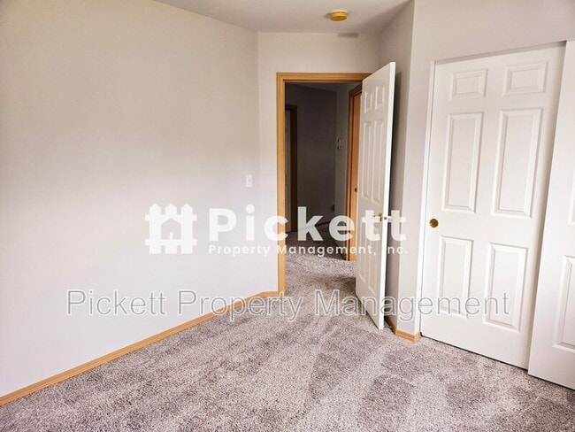 Building Photo - 2037 Gustaf St NE