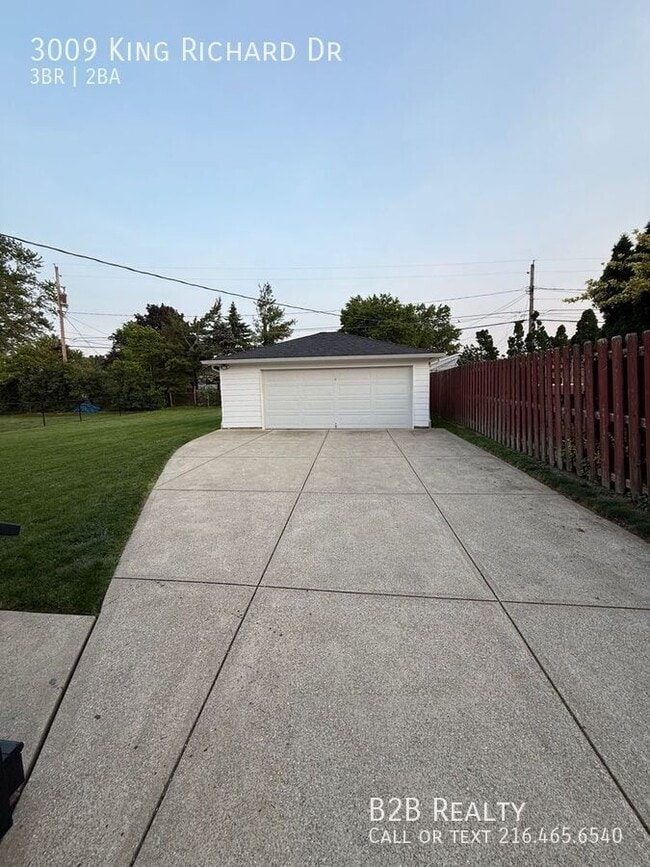 Building Photo - 3009 King Richard Dr