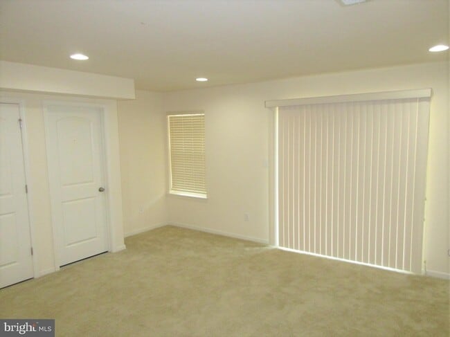 Building Photo - 220 Jenny Dr