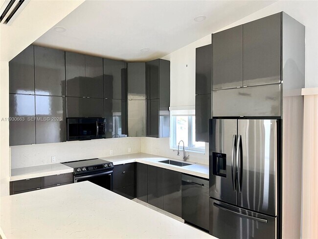 Building Photo - 2536 Flamingo Ln