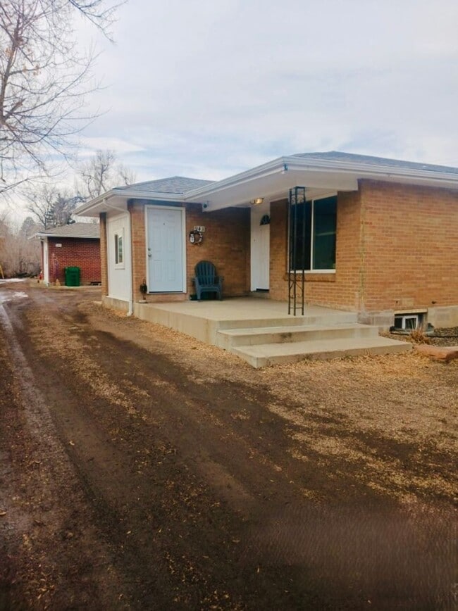 Building Photo - 3 Bedroom 1 Bathroom Apartment in Golden!