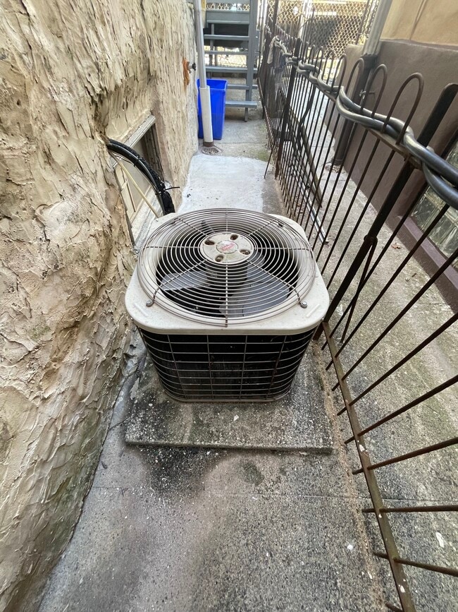 Building Photo - 1611 S Yewdall St