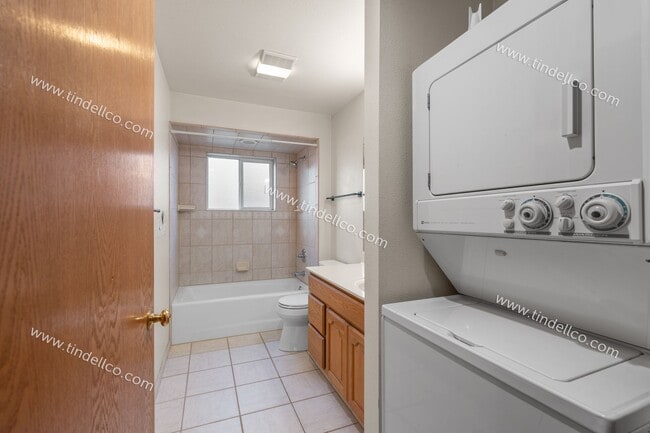 Building Photo - Queen Jeanette Apartments — Beautiful & Spacious Upstairs 2BR/1BA with Vaulted Ceilings, Gas Fire...