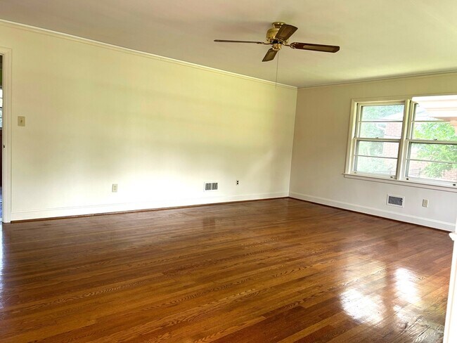 Building Photo - 407 Elizabeth Dr