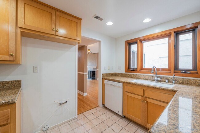 Building Photo - Beautiful Redondo Beach Condominium Rental!