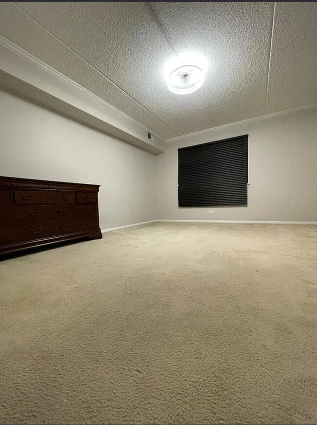 Building Photo - 5S066 Pebblewood Ln