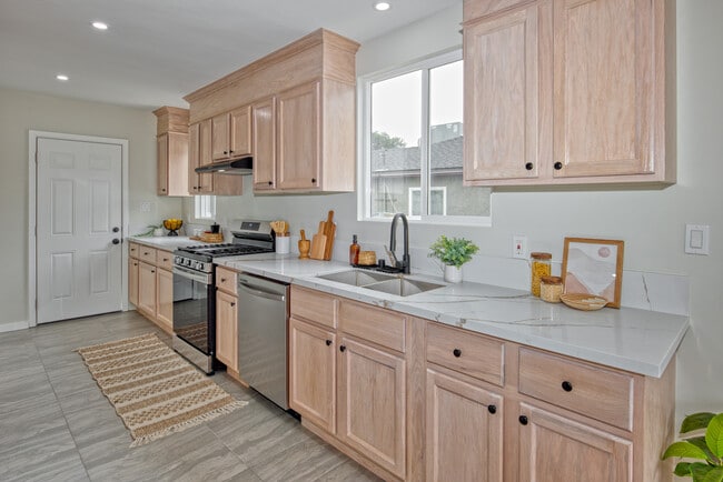 Building Photo - 11114 Ruthelen St