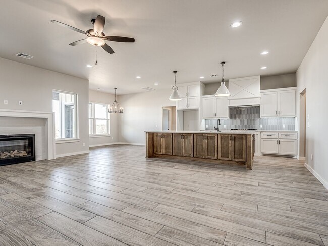 Building Photo - Newer Beautiful home in East Edmond + 4 Be...