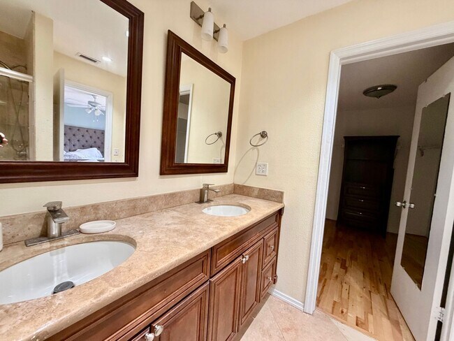 Building Photo - 3 bedroom 2.5 Bathroom Condo In Saddlebrook!