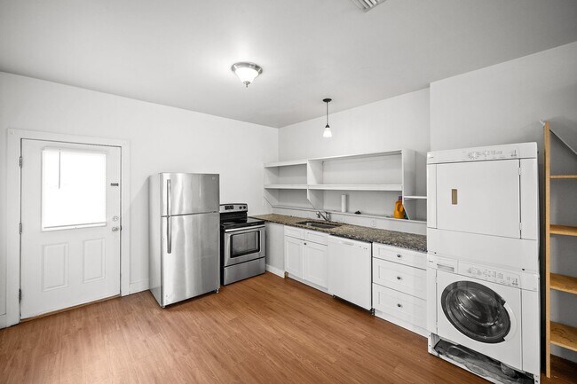 Building Photo - 635 E Azalea Ave