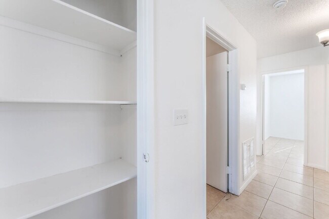 Building Photo - Downstairs unit B. One of a Kind Apartment with 2 bedrooms and 2 bathrooms with Laundry Room, Vie...