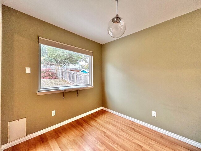 Building Photo - Comfortable & Nice 3BR / 2BA One-Level Home — Garage, Yard & Laundry Room