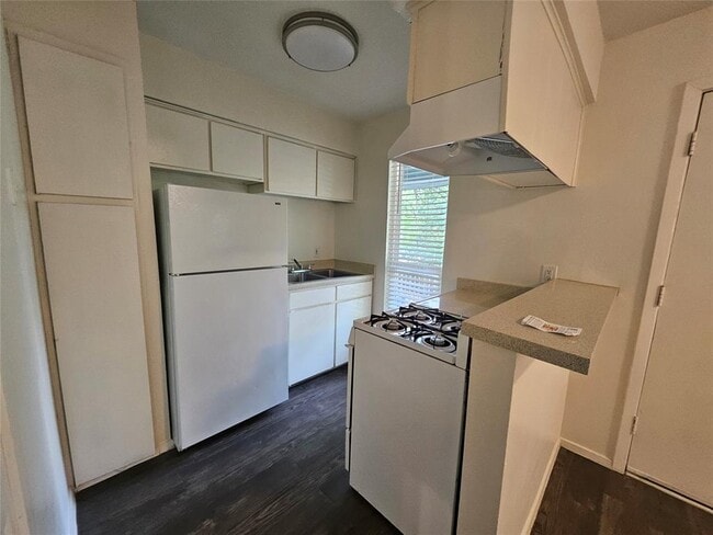 Building Photo - 4406 Avenue C