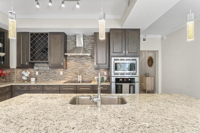 Building Photo - 315 Bay Colony Dr N
