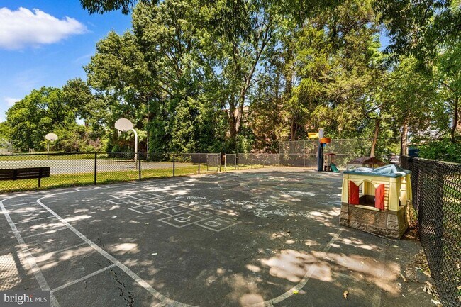 Building Photo - 4800 Chevy Chase Dr