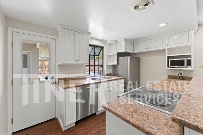 Building Photo - 8 Saratoga Cir