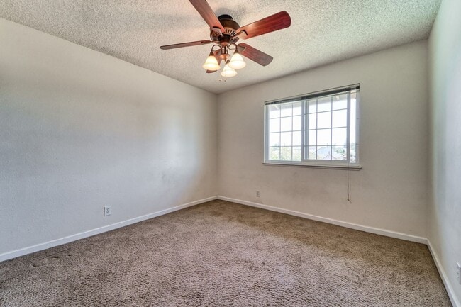 Building Photo - LARGE 5-bedroom 3 bath home in a great loc...