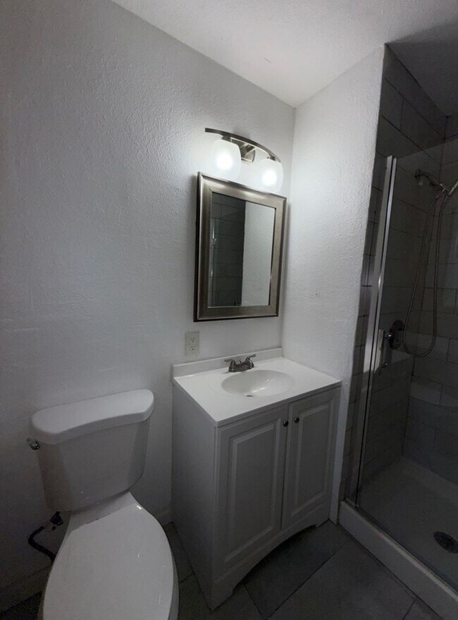 Building Photo - Beautifully Updated 3 Bed, 2 Bath House