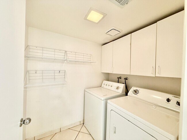 Building Photo - Amazing Peccole Ranch Home 4 beds & Pool