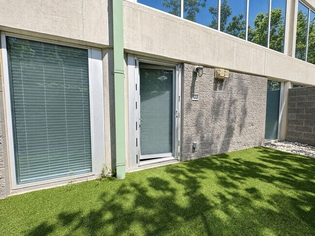 Building Photo - Modern Condo in The Cedars, Dallas with Private Patio | Available for Lease!