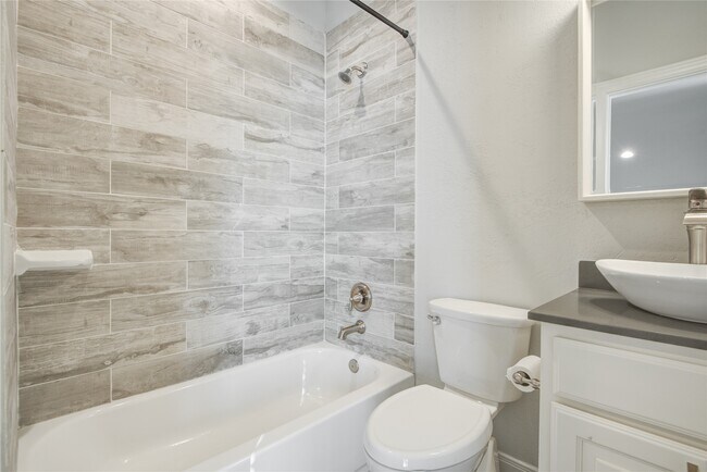 Building Photo - 135 Bella Luce