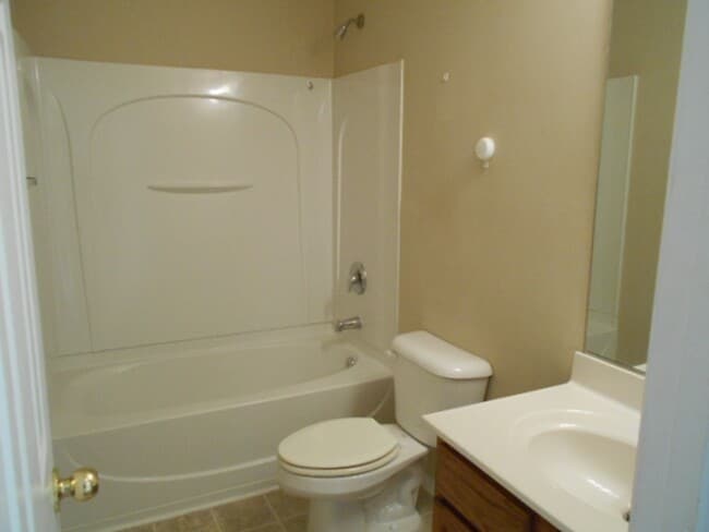 Building Photo - 3 bedroom, 3 bath townhome in Kiskadee Parke