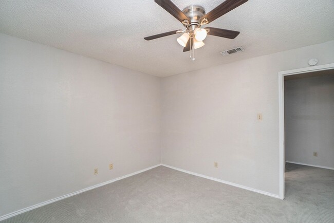 Building Photo - 3301 Aurora St