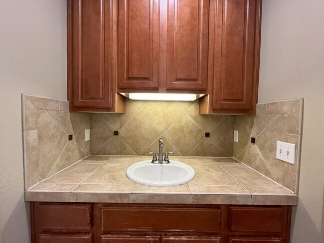 Building Photo - Bright & Airy Home with Granite Kitchen, V...