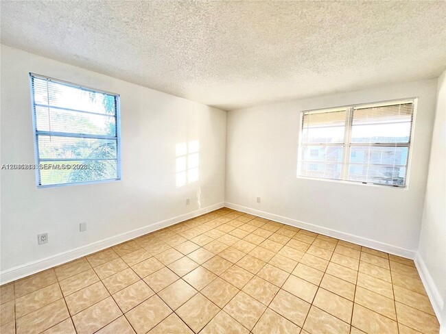 Building Photo - 1227 SW 46th Ave