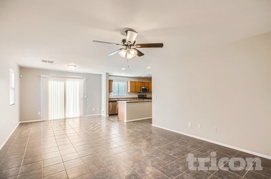 Building Photo - 13301 E Primrose Ln