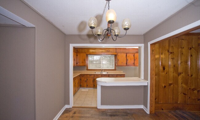 Building Photo - Coming Soon-1/3/2026-Charming 3 Bedroom Home **MOVE IN SPECIAL**