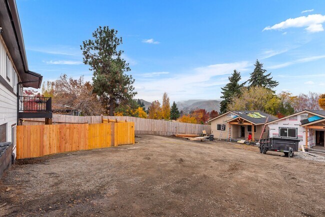 Building Photo - 460 N James Ave