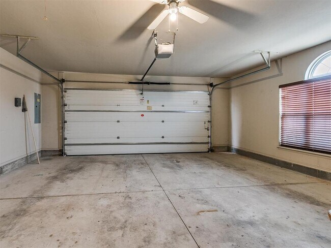 Building Photo - 1001 N Barn Hill Way