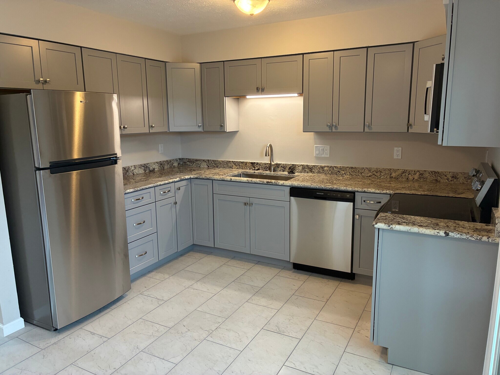 Building Photo - 1204 Hollowbrook Dr