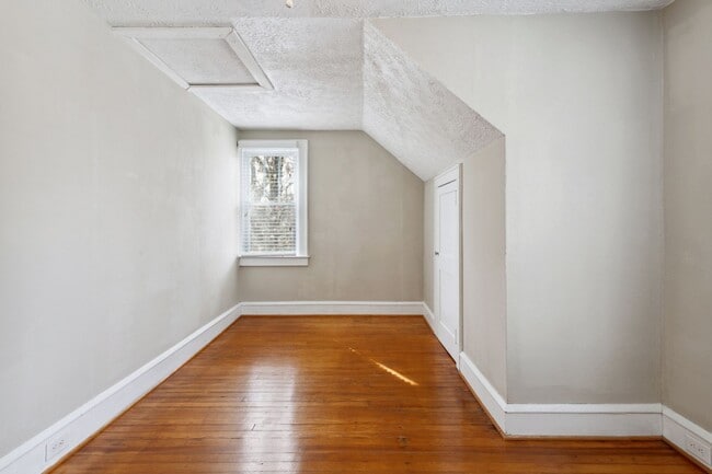 Building Photo - 3307 Kenmore Dr