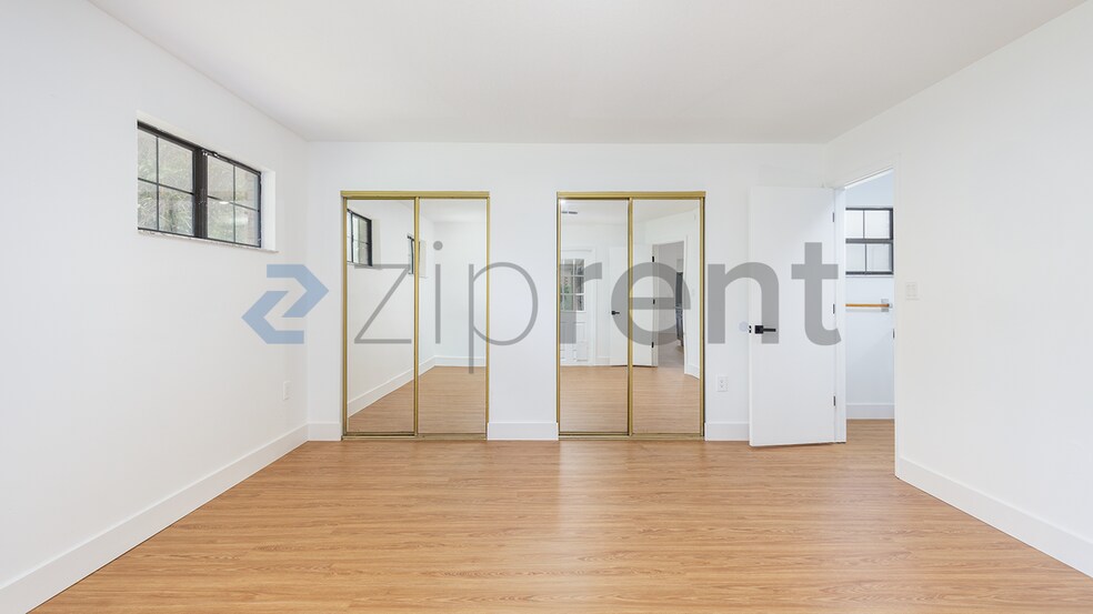 Building Photo - Unit
