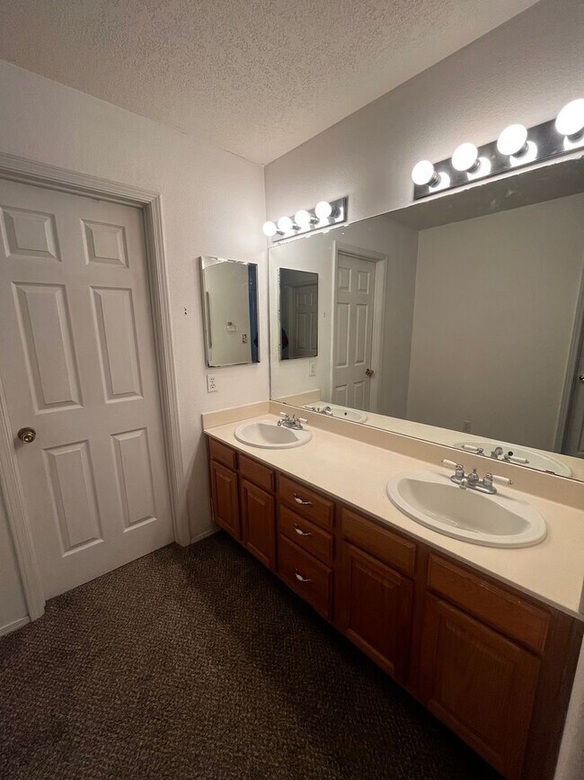 Building Photo - Beautiful 5 bedroom home located in Rio Rancho - Northern and Broadmoor 2200 sq ft