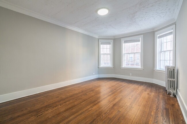 Building Photo - 7420 N Damen Ave