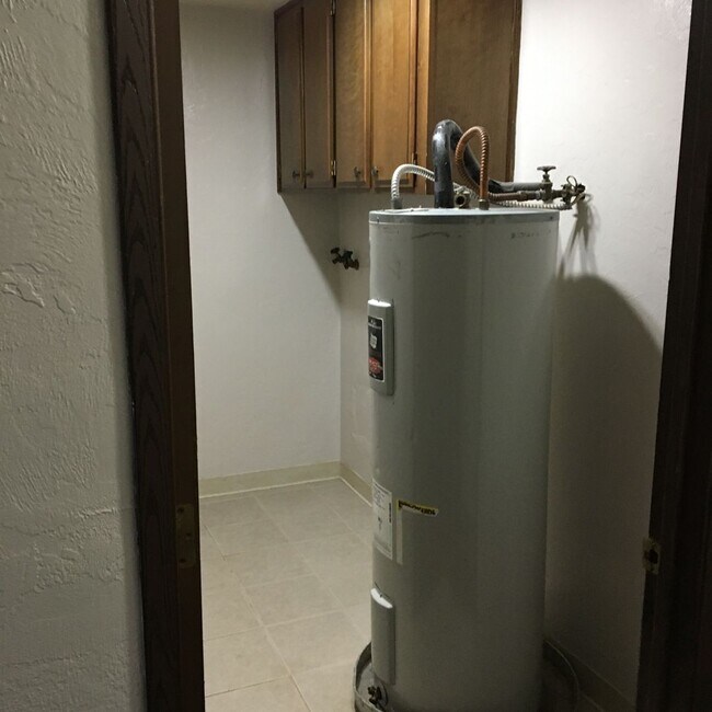 Building Photo - LOO Duplex