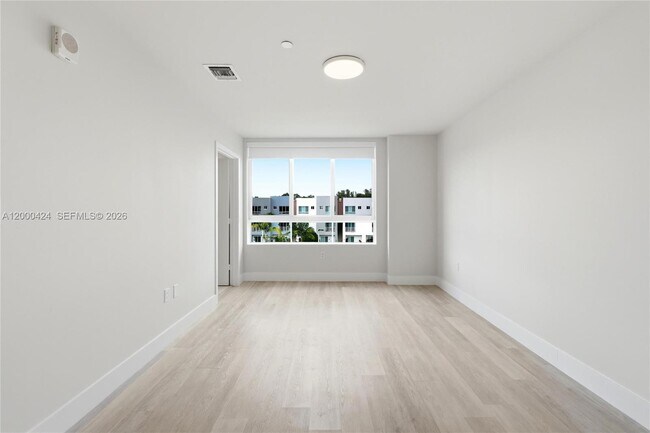 Building Photo - 2505 NE 193rd St