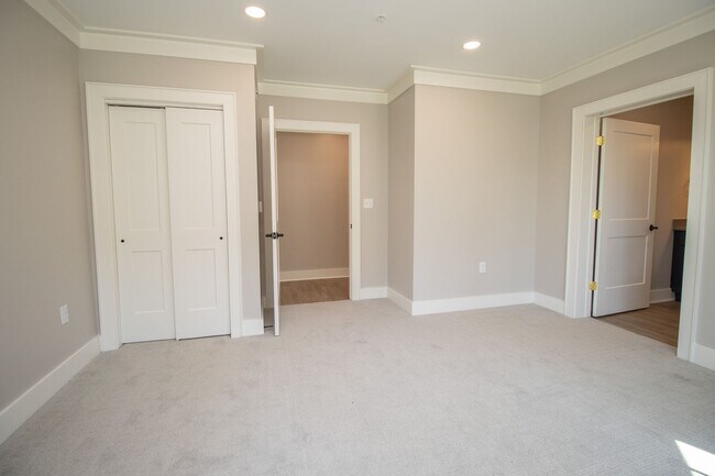 Building Photo - Historic Elegance Meets Modern Luxury – 2 Bed / 2 Bath Apartment in Downtown Columbia